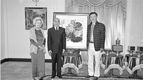 中国侨网何水法将《宁静》赠送给了柬埔寨国王与太后。