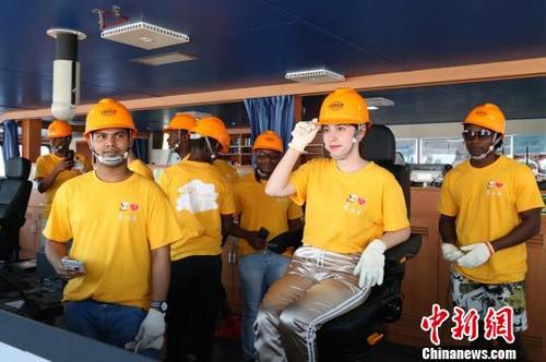 中国侨网洋学生参观洋山深水港。　郑逸洁　摄