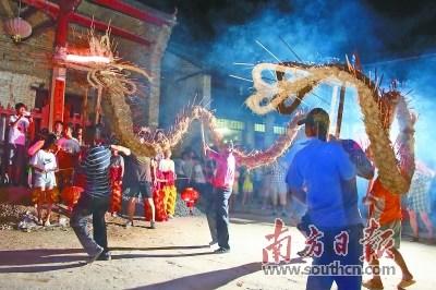 中国侨网村民舞着亲手编织的火龙，在村中古道穿梭，欢腾起舞。通讯员供图