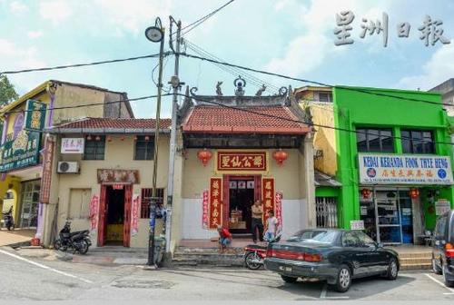 中国侨网到庙里上香祭拜的信徒越来越少。(马来西亚《星洲日报》)