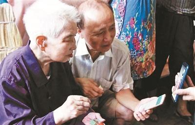 中国侨网段春秀(左)与“柳霞”视频通话