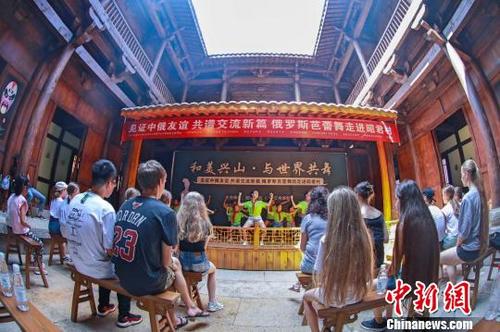 中国侨网俄罗斯芭蕾舞团在昭君故里交流演出 李赟 摄