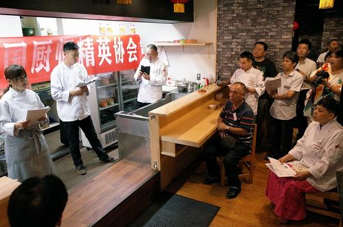 中国侨网嘉宾聆听营养师介绍营养学知识。(日本《中文导报》)