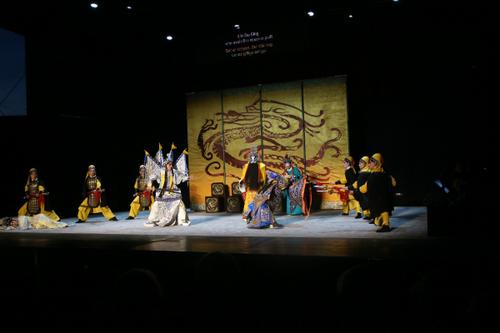 中国侨网上海京剧院携京剧《哈姆雷特》亮相丹麦克隆堡。