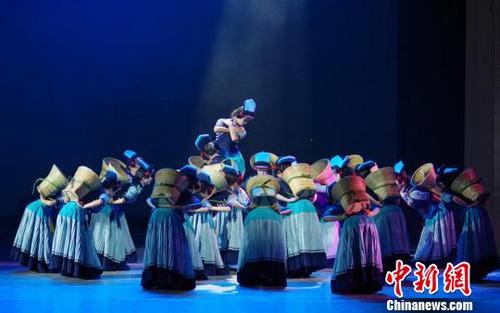中国侨网西昌市女子群舞《获秋·伙落则尔》。　宋明　摄