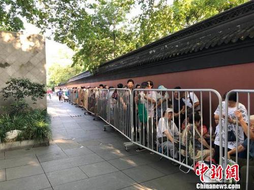中国侨网市民排队购买《四景山水图》特种邮票。 傅一杰 摄