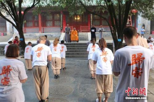 中国侨网海外少林弟子身穿的T恤上写着“归宗”二字。 岳龙 摄