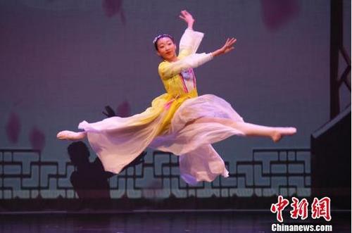 中国侨网独舞《唐人三彩》。 余瑞冬 摄