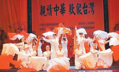 中国侨网图为西安歌舞剧院舞蹈演员表演开场舞《彩绸飞舞》。 　　本报记者 严 瑜摄 