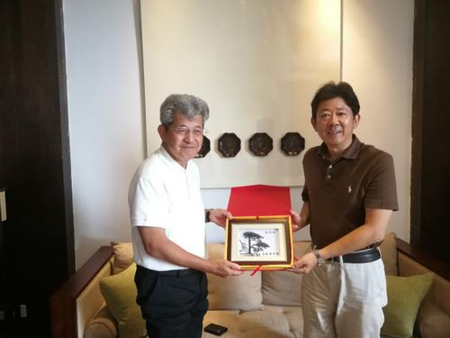 中国侨网安徽省侨联党组书记、主席吴向明(右)会见日本书法家柳田泰山。