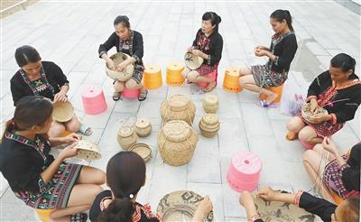 中国侨网昌江黎族自治县七叉镇大仍村的黎族妇女们在编织藤器皿。 海南日报记者 苏晓杰 摄