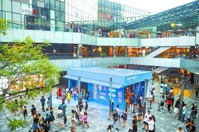 中国侨网8月10日,内联升在三里屯太古里南区广场开出快闪店,展示传统技艺和创新产品。(图片来源:北京日报 邓伟/摄)