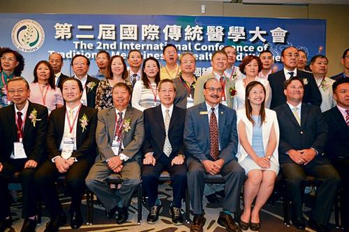 中国侨网第二届国际传统医学大会，主办者及来宾合照。（图片来源：加拿大《星岛日报》）