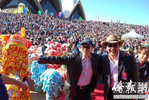 中国侨网余俊武在悉尼歌剧院门前举办春节活动现场。(美国《侨报》图片)