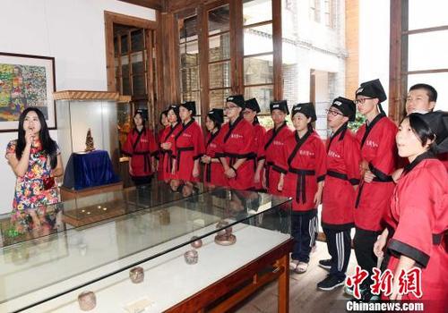 中国侨网身着汉服的福州中学生参观福州福建省海峡民间艺术馆。 刘可耕 摄