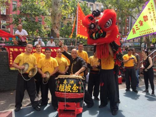 中国侨网皮多(黑衣)拥有29年教授中国功夫的经验。(图片来源:美国《世界日报》 记者张筠/摄)