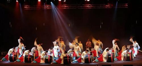 中国侨网循人中学的“逆风行”为汇演掀开序幕。(马来西亚《星洲日报》)