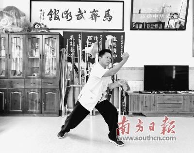中国侨网68岁的马国辉坚持每天早上练拳1小时。  马永钊 摄