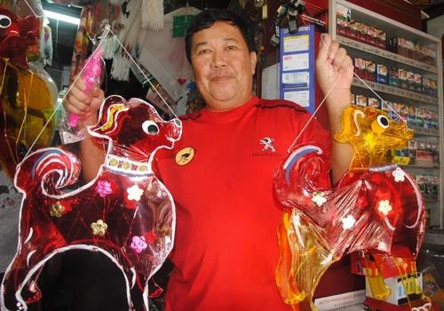 中国侨网张瑞清今年自制狗形传统灯笼应节。（马来西亚《星洲日报》）