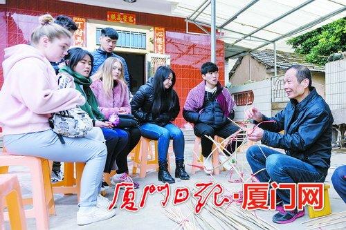 中国侨网　　一群外国学生观摩前场陈氏传统糊纸技艺。