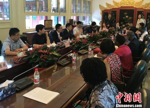 中国侨网来自40多个国家和地区的60余家媒体百余名记者走进北京同仁堂,近距离体验北京中医药文化、传统制作技艺。 杜燕 摄