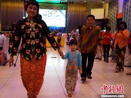 中国侨网小模特展示峇峇娘惹特色服饰 陈悦 摄
