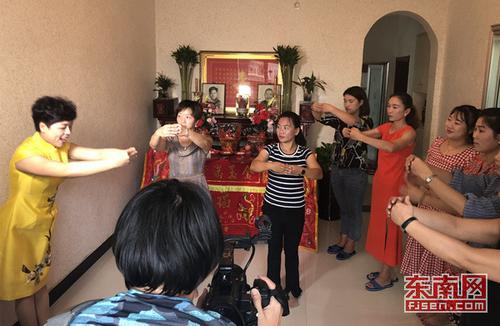 中国侨网陈秀珍正在为“喜娘培训班”的弟子进行礼仪示范。 东南网记者　缪志涛　文/图