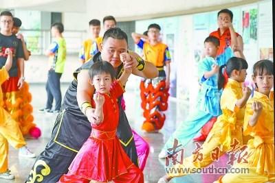 中国侨网刘浩荣在指导小朋友学习侠家拳。 受访者供图