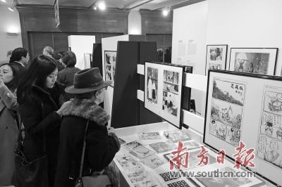 中国侨网观众参观漫画展。