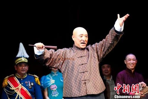 中国侨网图为陈佩斯在演出结束之际谢幕。 余瑞冬 摄