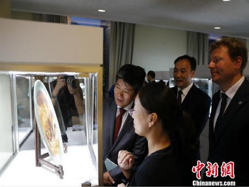 中国侨网现场嘉宾欣赏展品。龙泉宣传部 提供