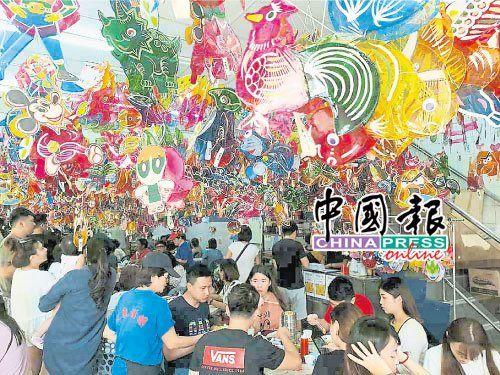 中国侨网在大东酒楼内高挂灯笼，除了传承中华传统节日节庆文化外，也可趁机让外国游客认识具有本土特色的玻璃纸灯笼。（马来西亚《中国报》）