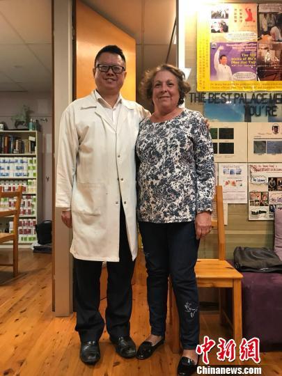 中国侨网方山与比丽伊思。