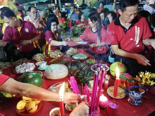 中国侨网大山脚中秋嘉年华会今年增设拜月娘仪式，唤醒人们渐被淡忘的记忆。（马来西亚《星洲日报》）