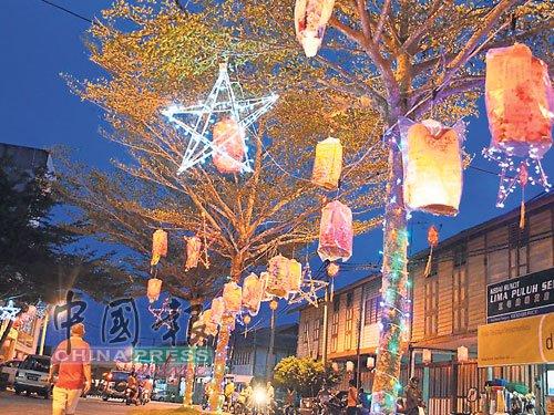 中国侨网莫珍歪大街上和店铺外都已挂满灯笼和大小不一的星星挂饰,中秋气氛浓厚。(马来西亚《中国报》/郭慧姗 摄)