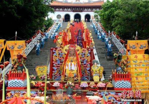 中国侨网资料图,5月8日,妈祖诞辰1058周年纪念大会暨戊戌年春祭大典在福建省莆田市湄洲岛举行,吸引东南亚国家以及台湾地区的妈祖宫庙代表前来共祭妈祖。目前,全球43个国家和地区有上万座妈祖分灵庙,信众达3亿多人。2009年9月30日,“妈祖信俗”被联合国教科文组织列入“人类非物质文化遗产代表作名录”。图为妈祖金身。 王东明 摄