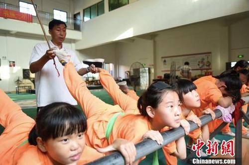 中国侨网福建南安市岑兜村高甲戏兴趣班的孩子们利用课余时间集中训练。 陈龙山 摄