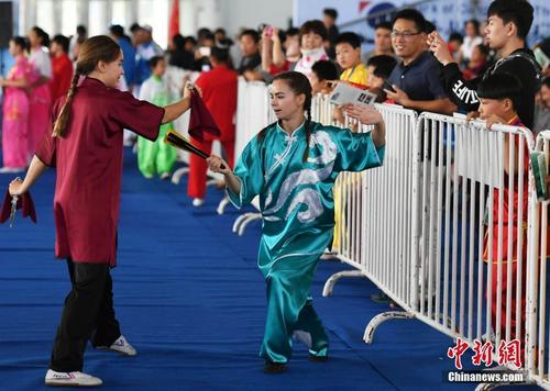 中国侨网9月20日，两位外国女选手在赛场外切磋武艺吸引观众眼球。第十届中国·沧州国际武术节于9月19日至9月22日举行，来自50个国家和地区的2200名“武者”齐聚中国“武术之乡”沧州切磋武艺，增进文化交流，感悟武术魅力。据了解，期间还举办武术文化博览会、武术惠民系列表演等活动。中新社记者 翟羽佳 摄