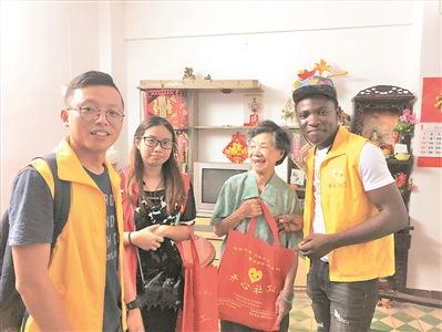 中国侨网米歇尔(右一)作为义工慰问街道独居老人。