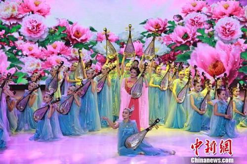 中国侨网宜昌、呼和浩特两地以歌曲联欢的方式忆昭君　李赟　摄