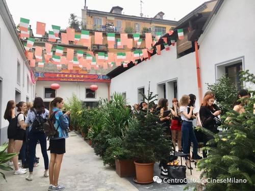 中国侨网模特们在中国文化中心参加面试。