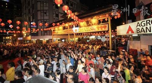 中国侨网加雅街中秋节提灯游行比赛联欢晚会周六（29日）晚上盛大上演，吸引数以千计的市民及游客聚集在加雅街，让市中心洋溢着浓浓的佳节气氛。（马来西亚《星洲日报》）