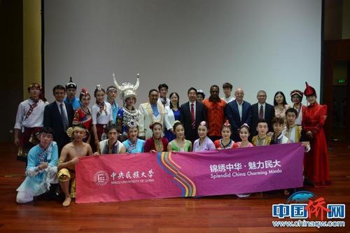 中国侨网图为中国驻瓦努阿图大使周海成（第二排右七）和瓦努阿图内政部长安德鲁•纳珀特（第二排右六）与巡演团师生合影留念。