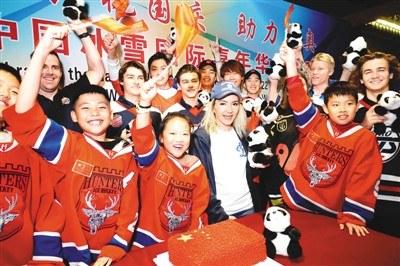 中国侨网　10月3日，正在北京参加中国冰雪国际嘉年华冰球邀请赛的外国球员与中方球员互赠礼品，畅叙友谊，共同庆祝新中国69岁华诞。 本报记者 贺 勇摄
