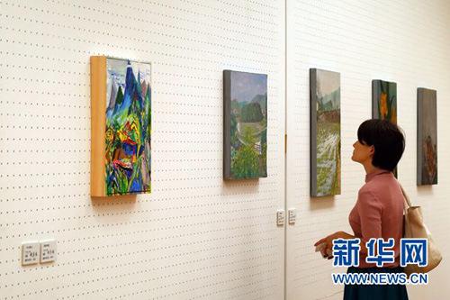 中国侨网10月8日,在日本东京世田谷美术馆,一位观众欣赏展出的中国艺术家画作。 新华社记者王可佳摄