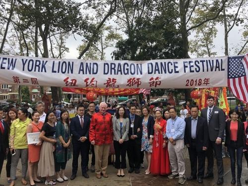 中国侨网“纽约第二届龙狮节”活动主办方与各协办方代表在活动横幅前合影留念。 (美国《世界日报》/张晨 摄)