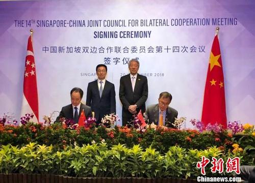 中国侨网图为重庆两江新区与新加坡国立大学签署协议。重庆两江产业集团