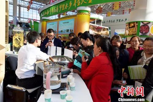 中国侨网10月11日至14日,2018年中国(甘肃)中医药产业博览会主会场在甘肃陇西县举行。图为药博会展馆内民众参观体验医养健康。 钟欣 摄