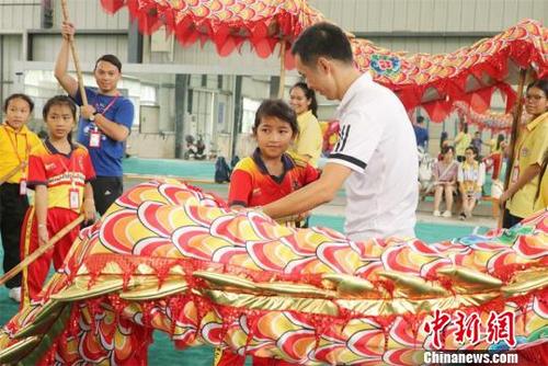 中国侨网学习中国舞龙 张晴 摄