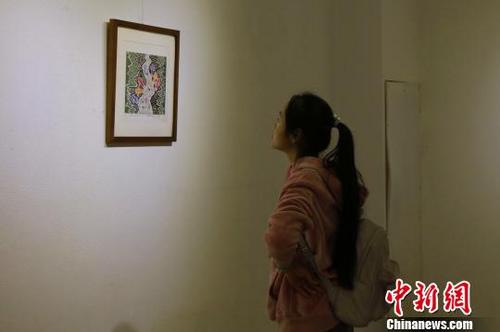 中国侨网当地市民观看残疾人制作的“非遗”作品　黄余洋　摄